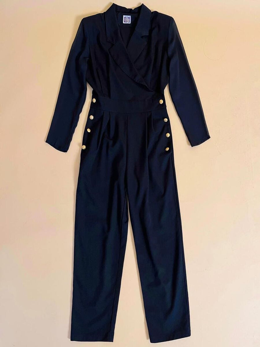 Smoking jumpsuit nera con bottoni dorati