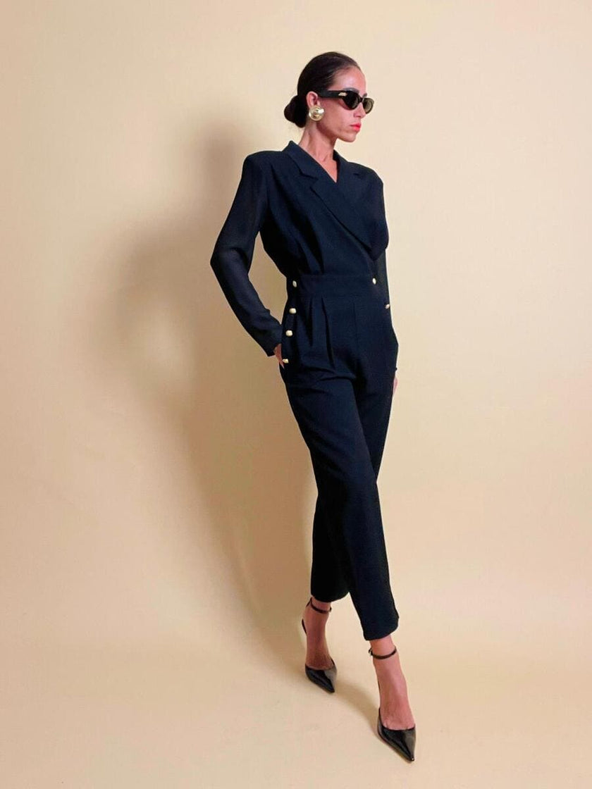 Smoking jumpsuit nera con bottoni dorati