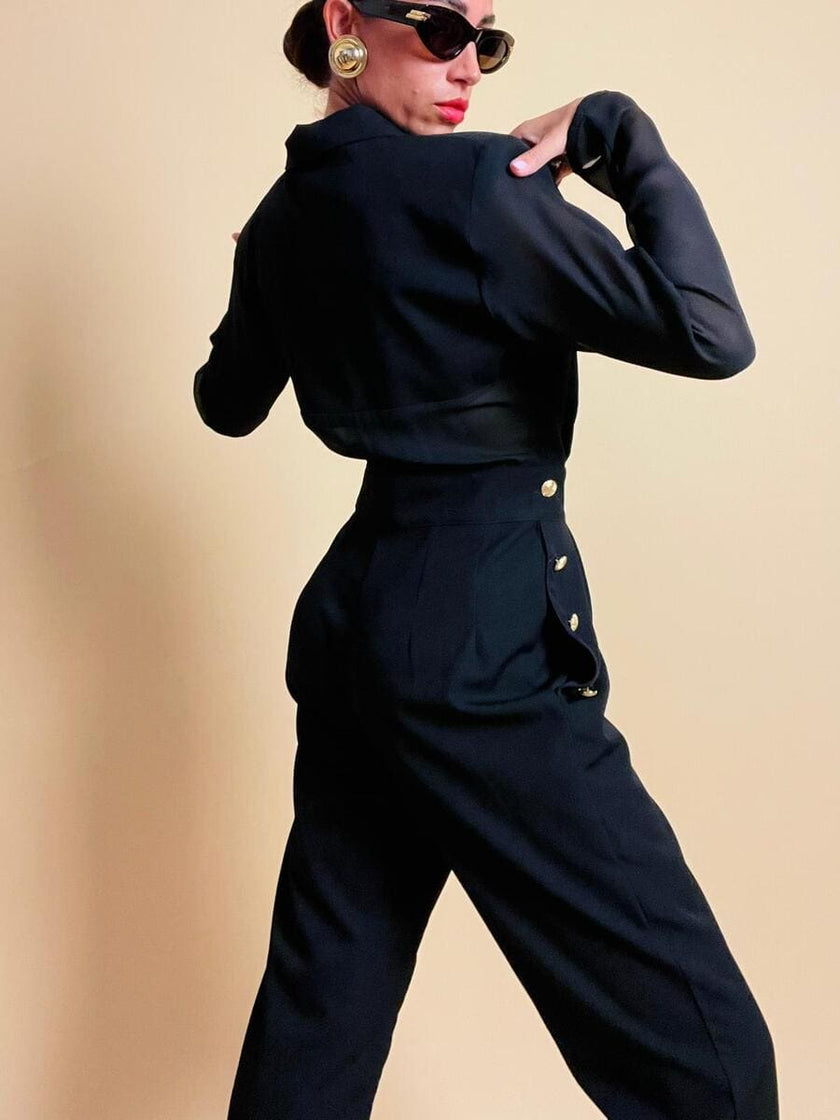 Smoking jumpsuit nera con bottoni dorati