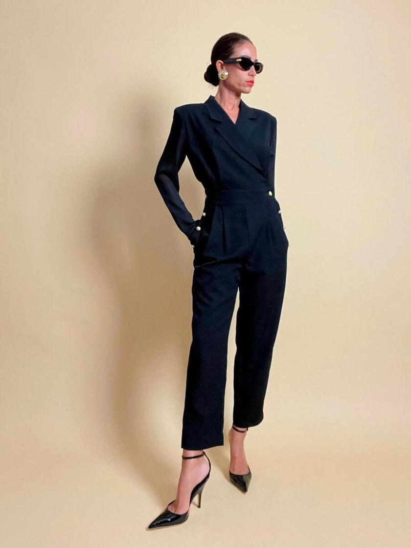 Smoking jumpsuit nera con bottoni dorati