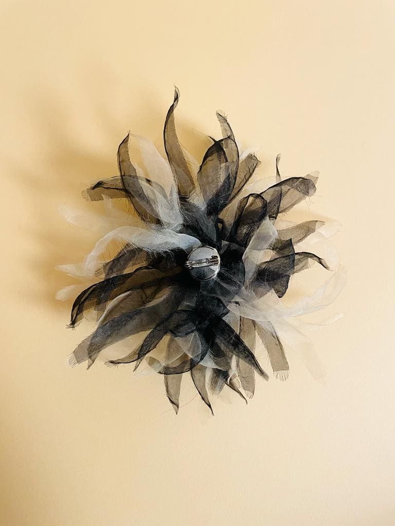 Spilla a fiore in organza avorio e nera