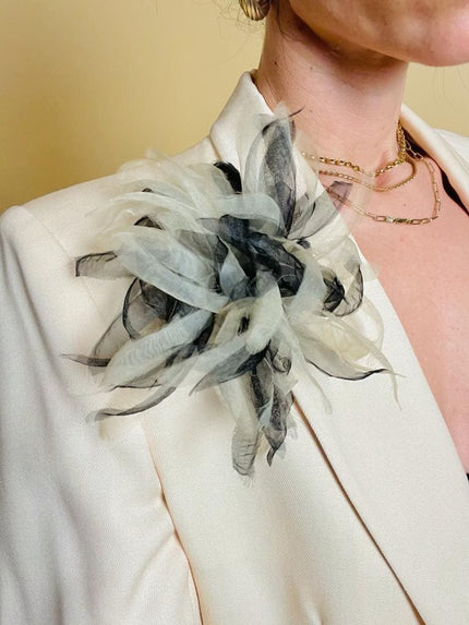 Spilla a fiore in organza avorio e nera