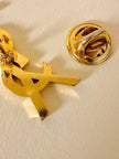 Spilla logo “Yves Saint Laurent”
