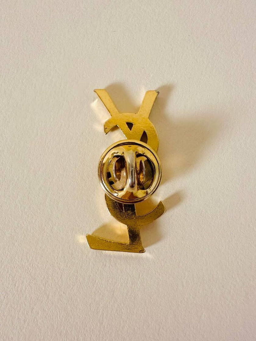 Spilla logo “Yves Saint Laurent”