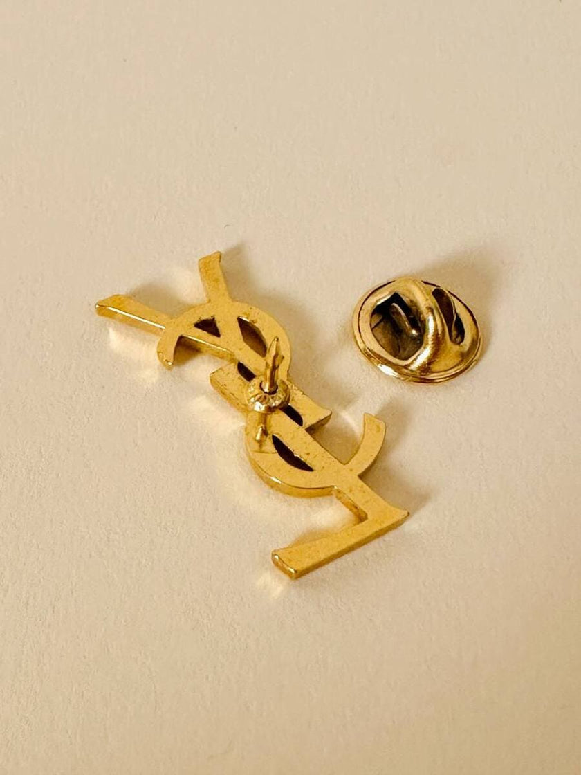 Spilla logo “Yves Saint Laurent”