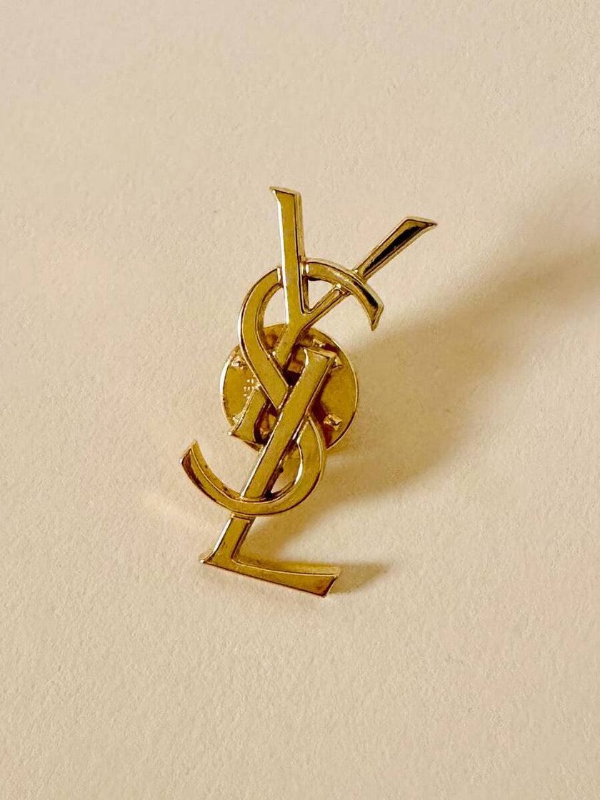 Spilla logo “Yves Saint Laurent”