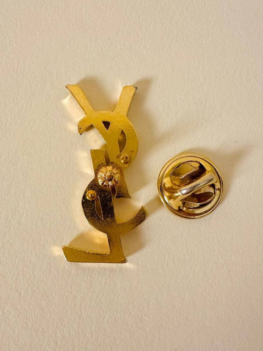 Spilla logo “Yves Saint Laurent”