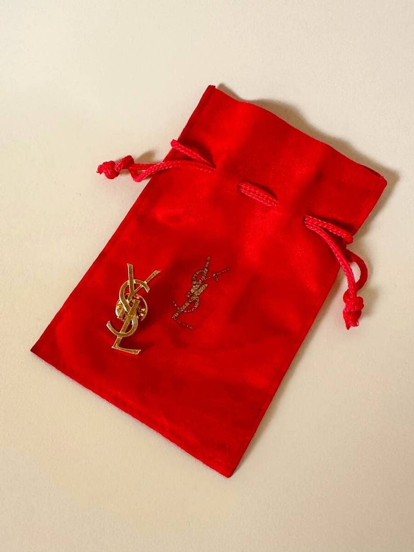 Spilla logo “Yves Saint Laurent”
