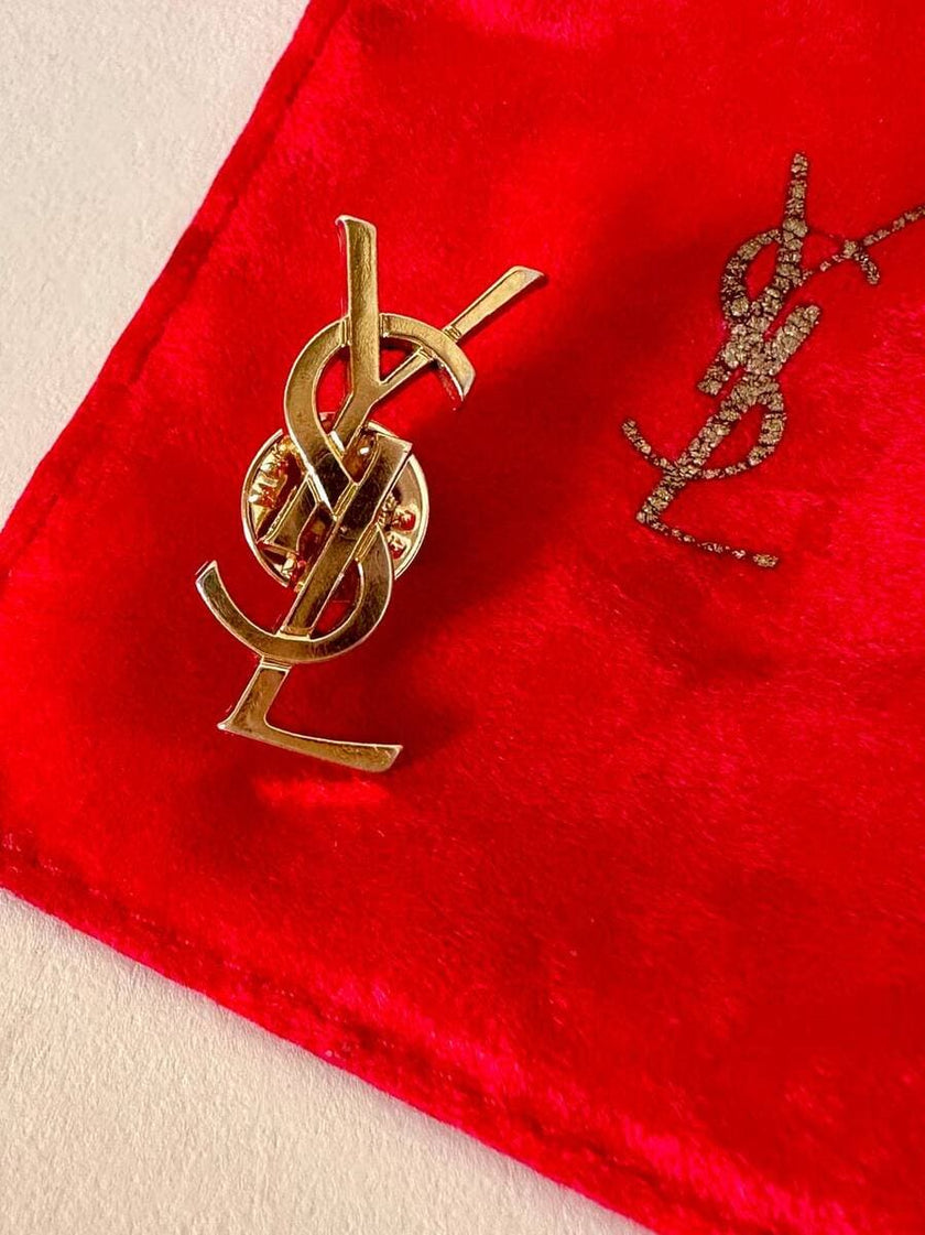 Spilla logo “Yves Saint Laurent”