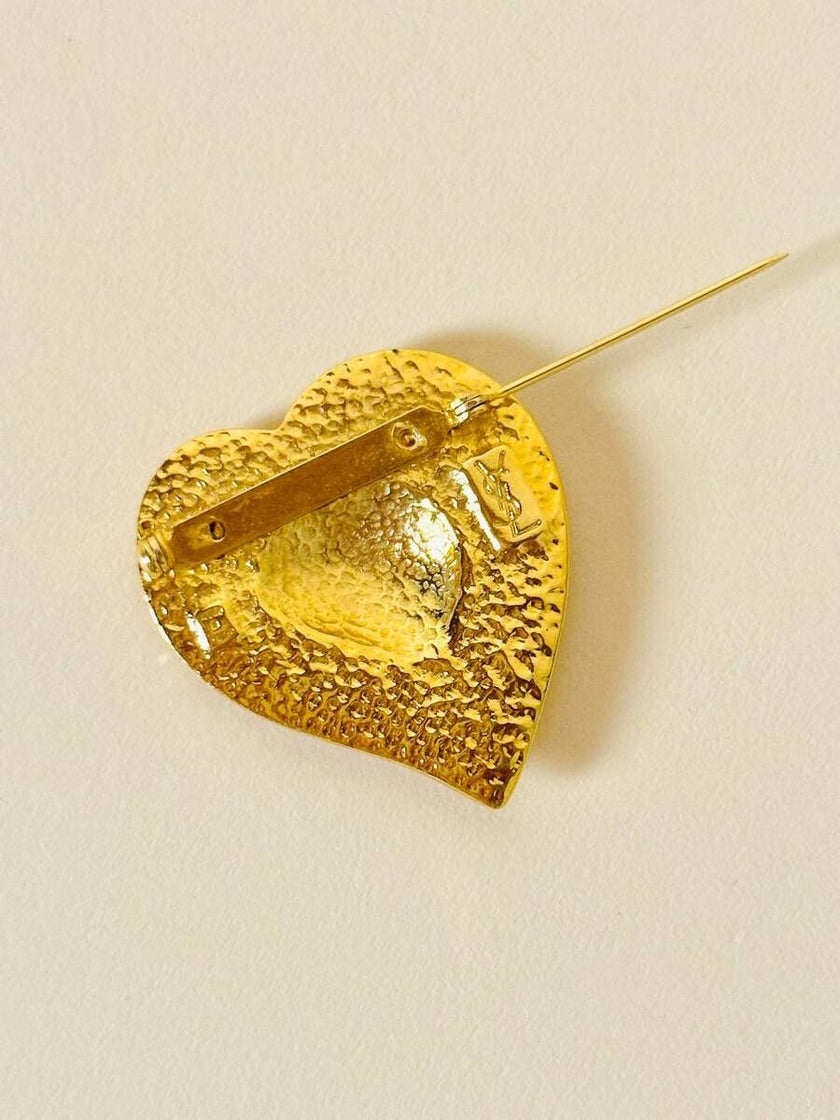 Goldfarbene herzförmige Brosche 