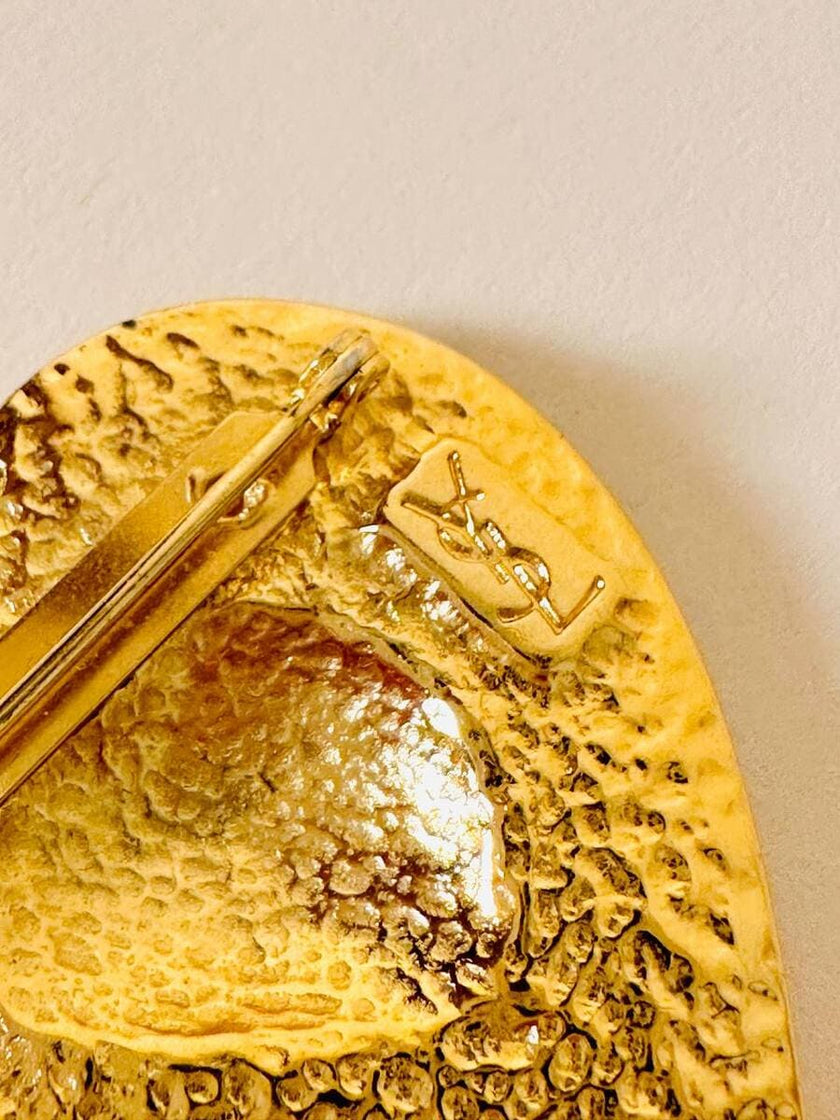 Goldfarbene herzförmige Brosche 
