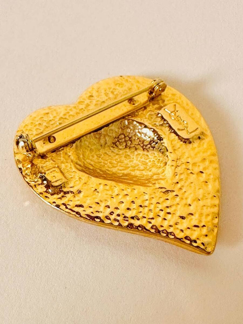 Goldfarbene herzförmige Brosche 