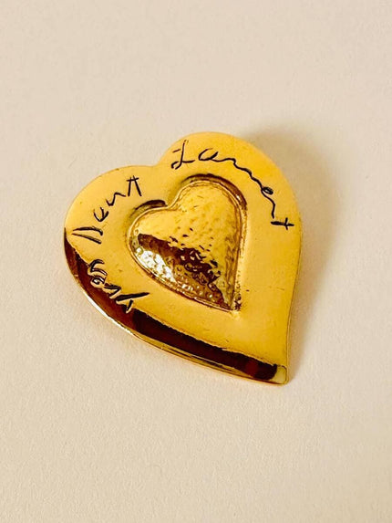 Spilla dorata a forma di cuore 