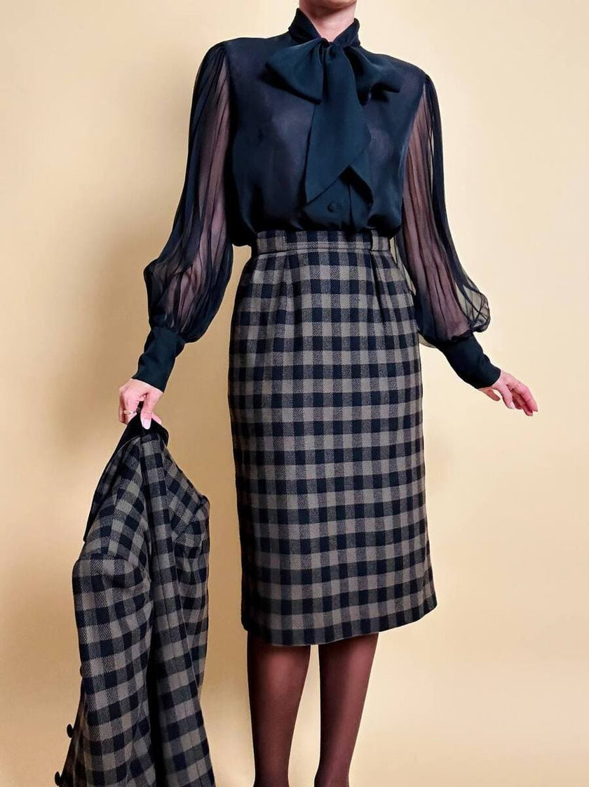 Tailleur “Yves Saint Laurent” in lana a scacchi neri e fango con riporti di velluto