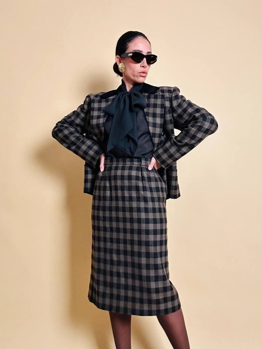 Tailleur “Yves Saint Laurent” in lana a scacchi neri e fango con riporti di velluto