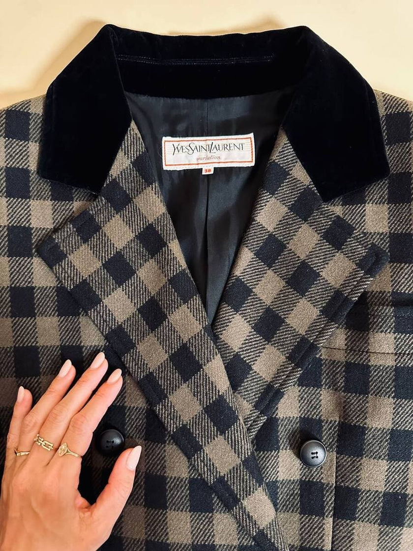 Tailleur “Yves Saint Laurent” in lana a scacchi neri e fango con riporti di velluto
