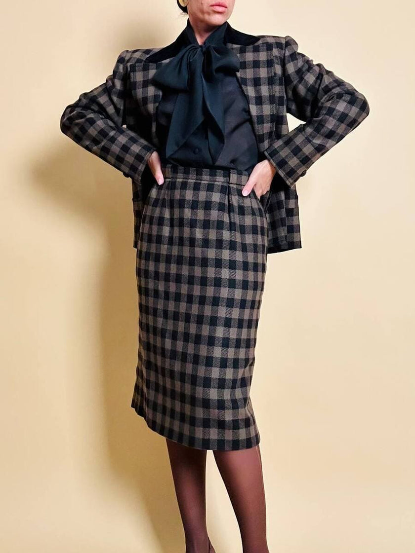 Tailleur “Yves Saint Laurent” in lana a scacchi neri e fango con riporti di velluto