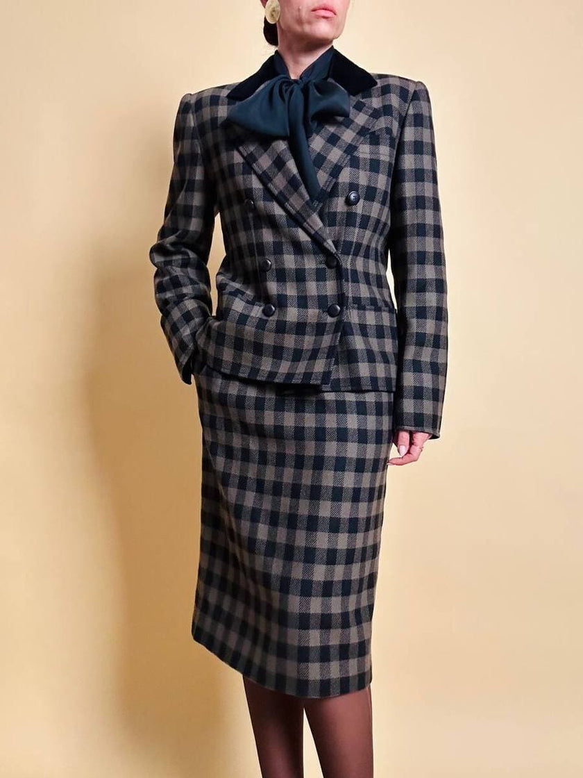 Tailleur “Yves Saint Laurent” in lana a scacchi neri e fango con riporti di velluto
