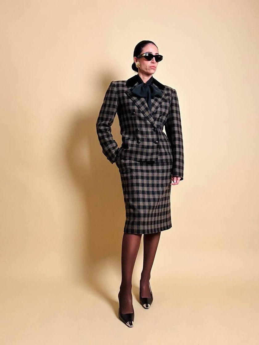 Tailleur “Yves Saint Laurent” in lana a scacchi neri e fango con riporti di velluto