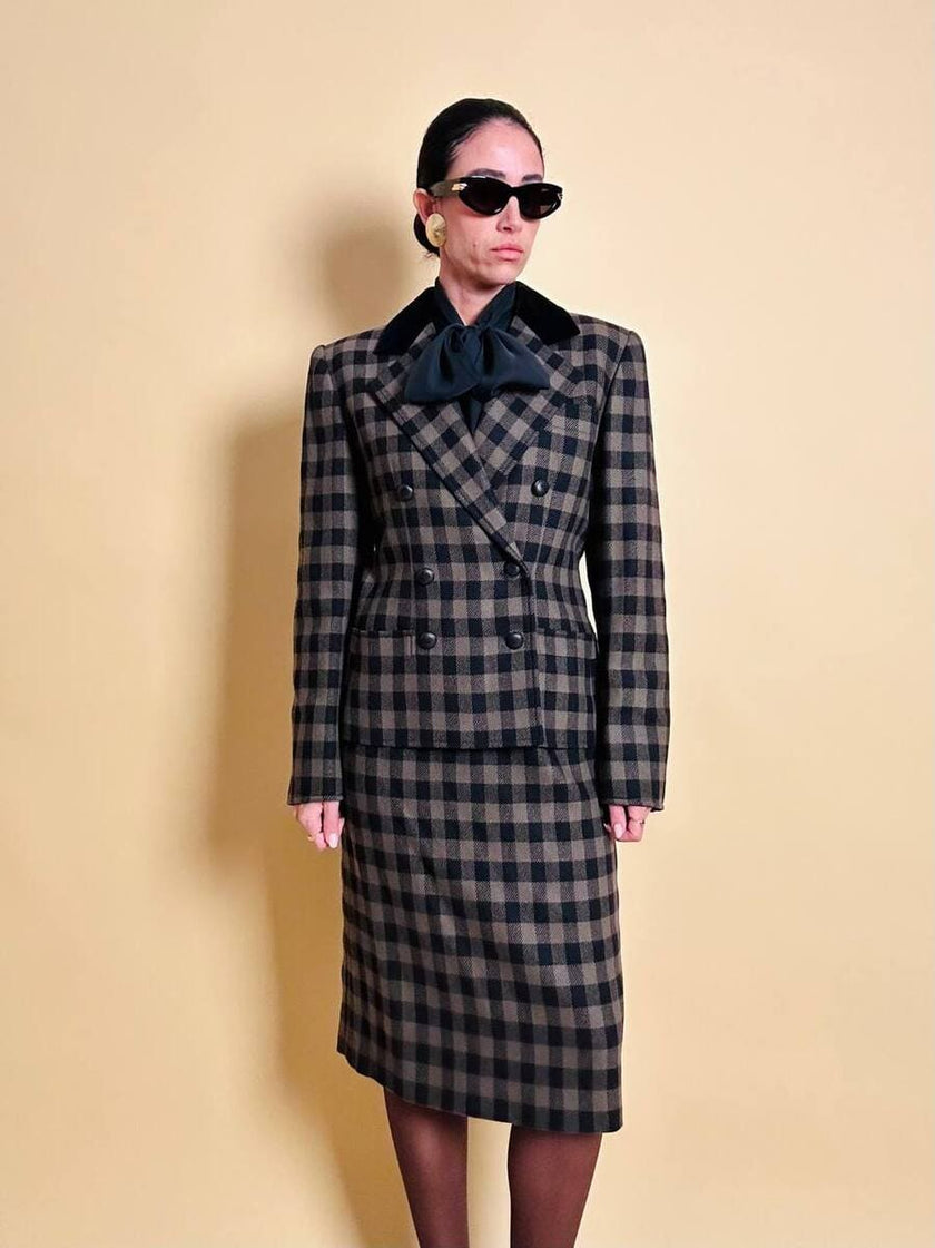 Tailleur “Yves Saint Laurent” in lana a scacchi neri e fango con riporti di velluto