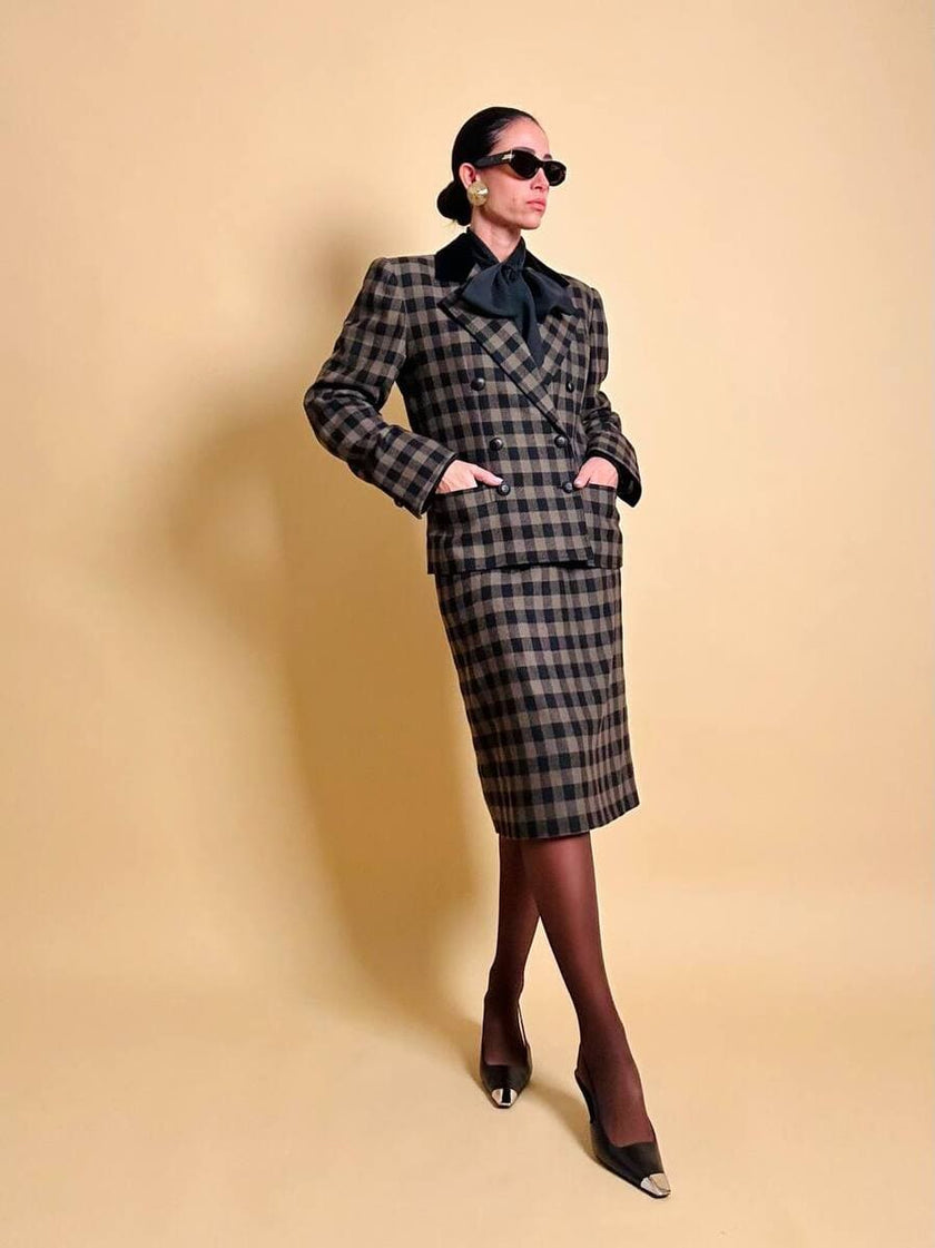 Tailleur “Yves Saint Laurent” in lana a scacchi neri e fango con riporti di velluto