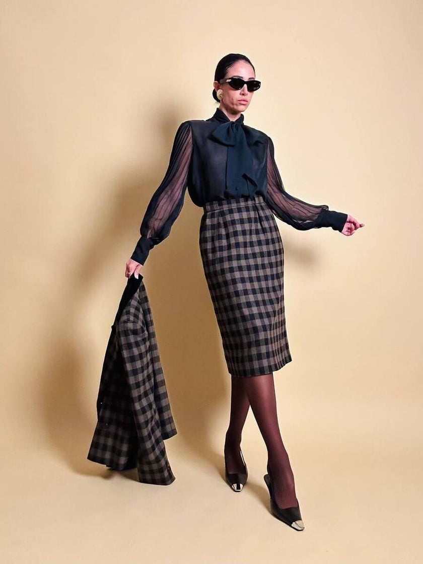 Tailleur “Yves Saint Laurent” in lana a scacchi neri e fango con riporti di velluto