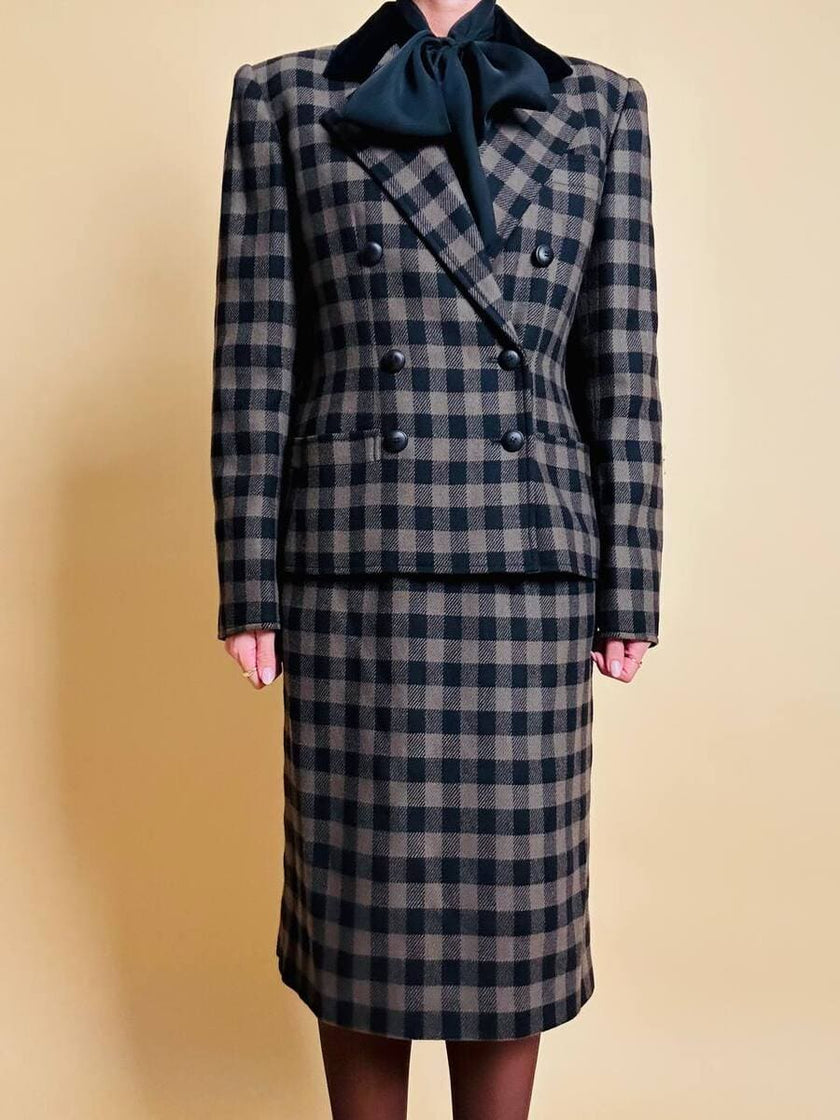 Tailleur “Yves Saint Laurent” in lana a scacchi neri e fango con riporti di velluto