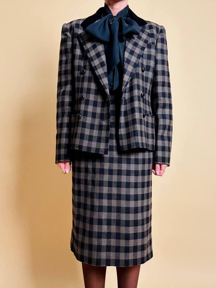 Tailleur “Yves Saint Laurent” in lana a scacchi neri e fango con riporti di velluto
