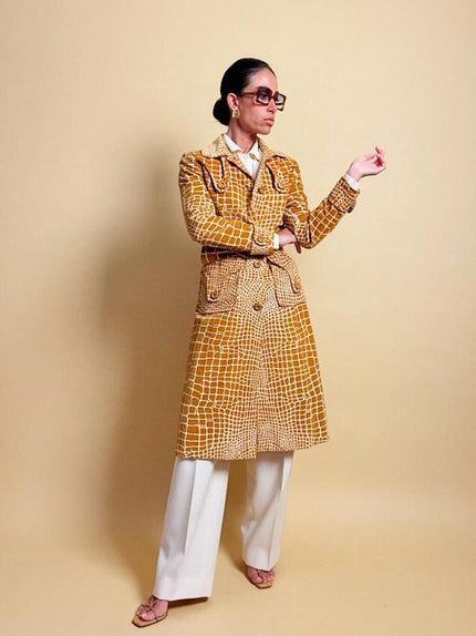 Trench sartoriale in velluto stampato fantasia giraffa