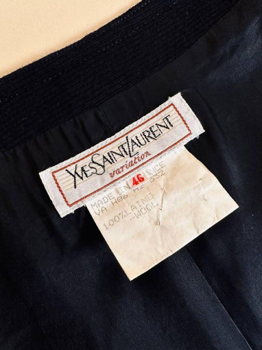 Petite robe noire avec boutons bijoux « Yves Saint Laurent »