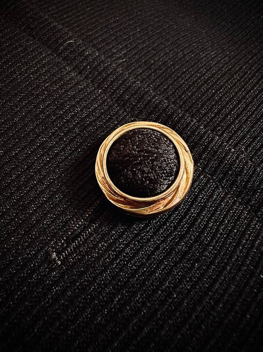 Petite robe noire avec boutons bijoux « Yves Saint Laurent »
