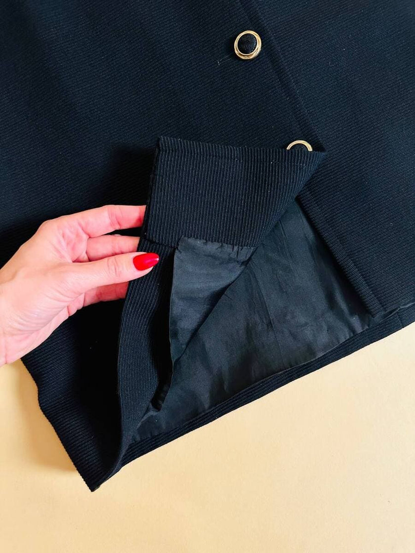 Petite robe noire avec boutons bijoux « Yves Saint Laurent »