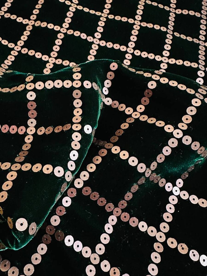 Tubino in velluto verde bottiglia con ricamo in paillettes a losanghe 