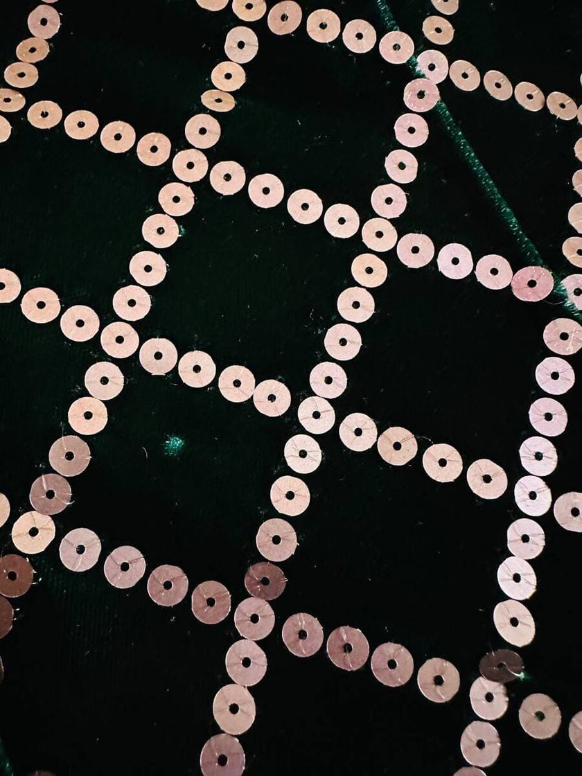 Tubino in velluto verde bottiglia con ricamo in paillettes a losanghe 
