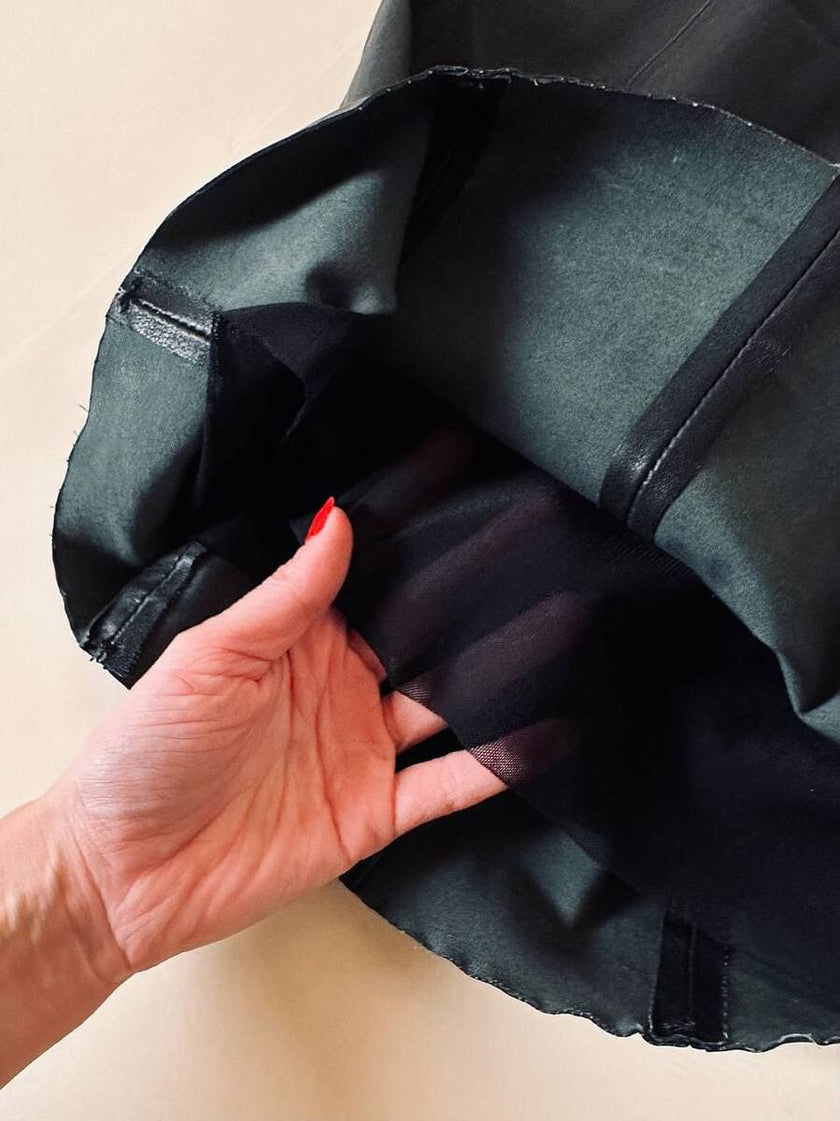 Tubino smanicato in pelle nera stretch