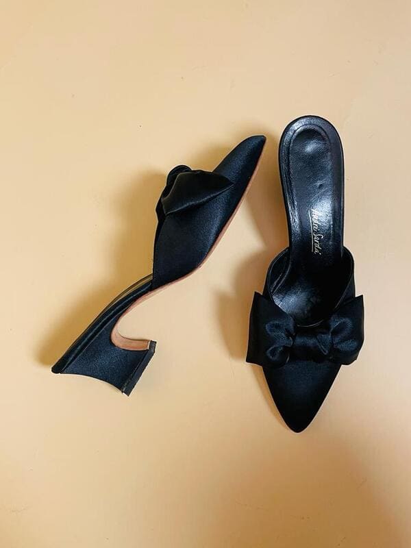 Mule in raso nero con maxi fiocchi Andrès Sardà