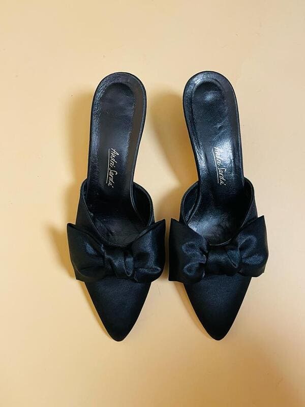 Mule in raso nero con maxi fiocchi Andrès Sardà