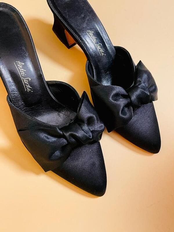 Mule in raso nero con maxi fiocchi Andrès Sardà