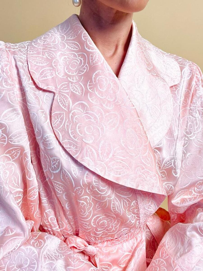 Wrap dress in raso rosa con rose bianche floccate