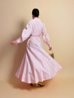 Wrap dress in raso rosa con rose bianche floccate