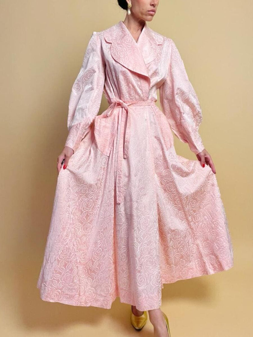 Wrap dress in raso rosa con rose bianche floccate