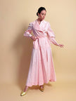 Wrap dress in raso rosa con rose bianche floccate