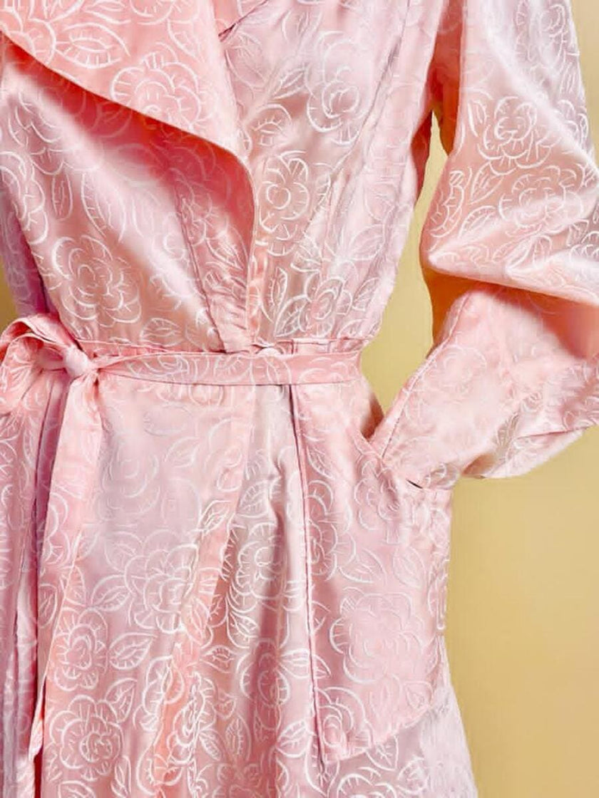 Wrap dress in raso rosa con rose bianche floccate