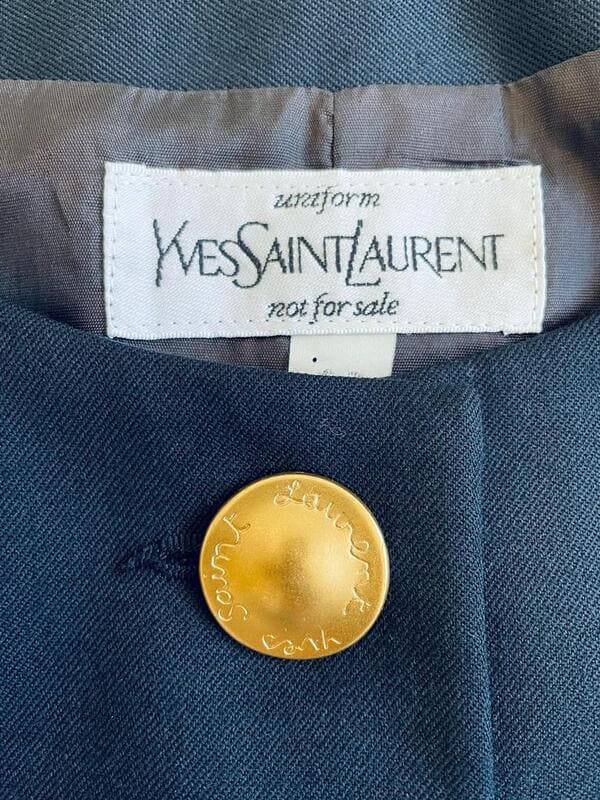 Blazer Yves Saint Laurent blu navy con maxi bottoni oro