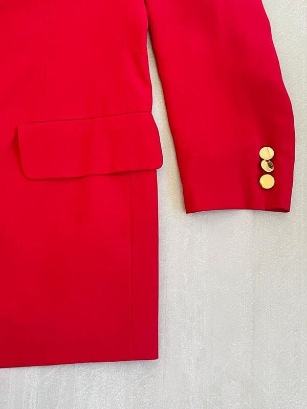 Blazer in seta rossa con bottoni oro