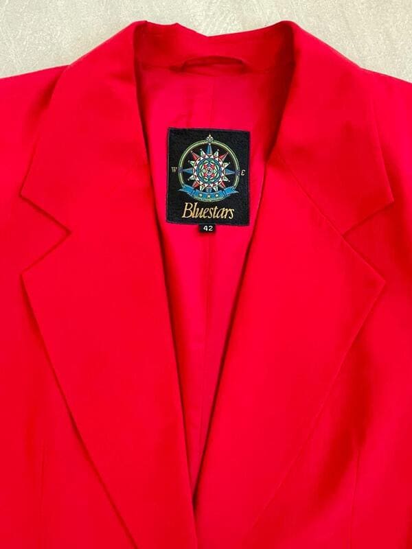 Blazer in seta rossa con bottoni oro