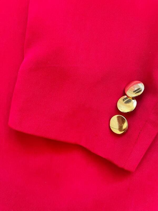 Blazer in seta rossa con bottoni oro
