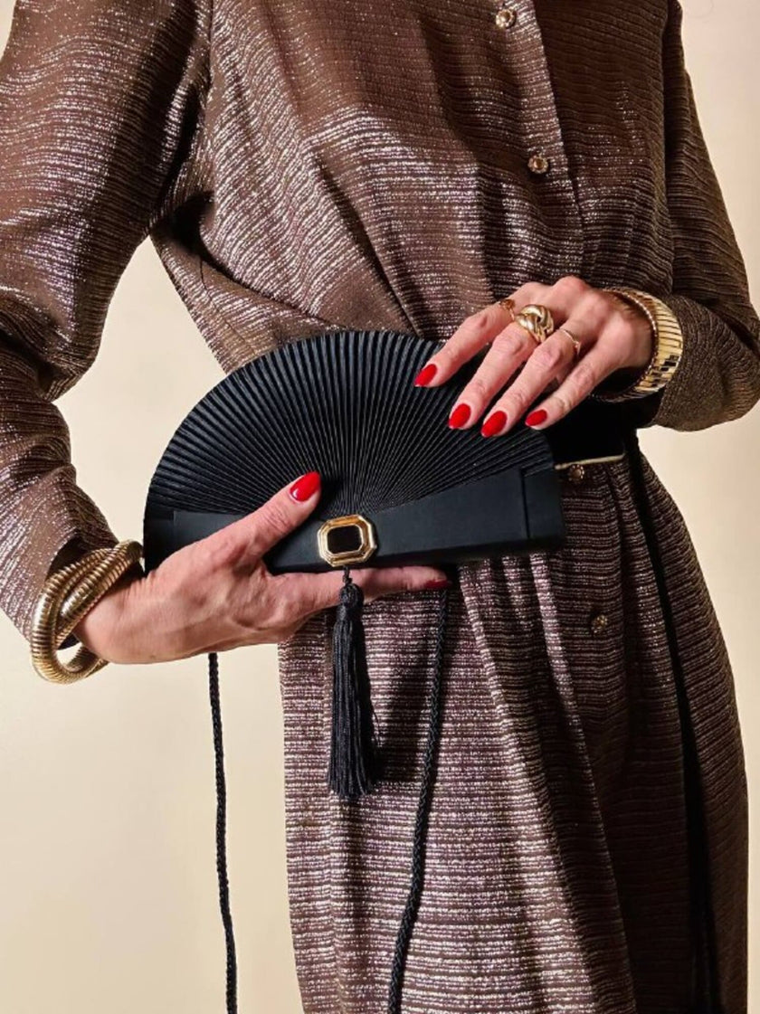 Pochette a ventaglio in raso micro plissé con nappa couture e tracolla “Guy Laroche”