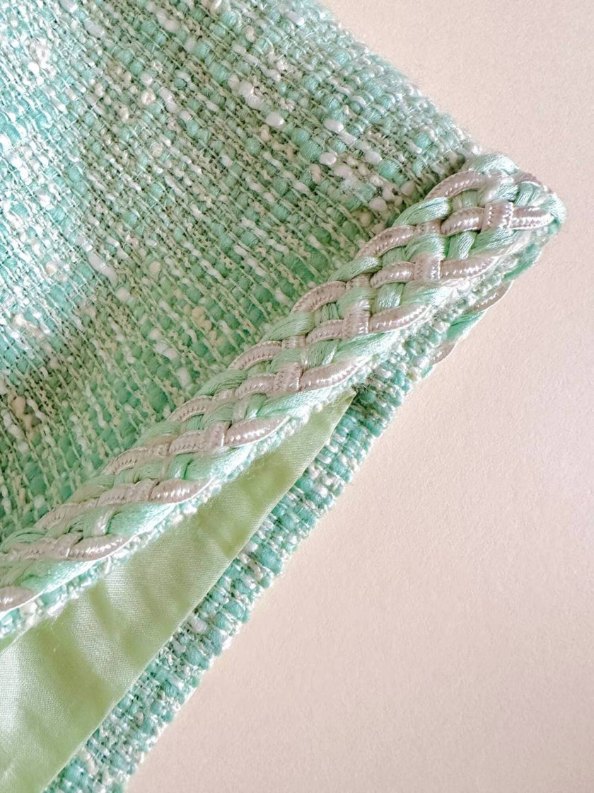 Tailleur sartoriale haute couture in tweed verde acqua marina con maxi bottoni gioiello