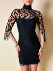 Mini abito sartoriale in tulle nero con ricami floreali